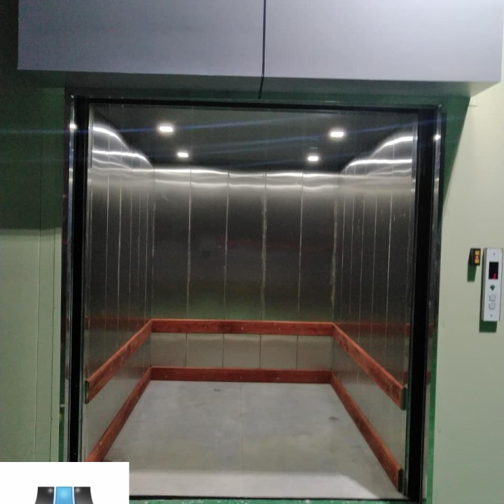 Thang Máy Tải Hàng Cửa Cuốn