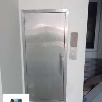 Thang Tải Thực Phẩm Cửa Một Cánh Mở Ra