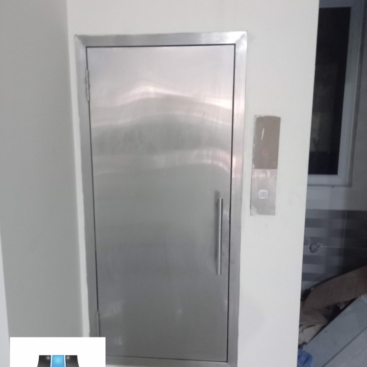Thang Tải Thực Phẩm Cửa Một Cánh Mở Ra
